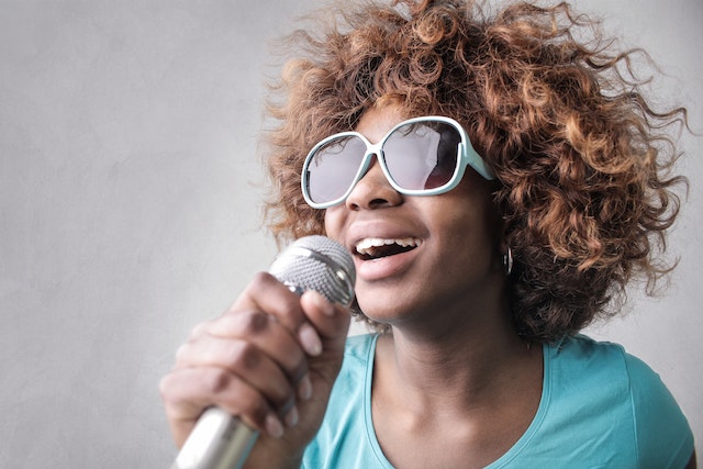 Girl singing on mic