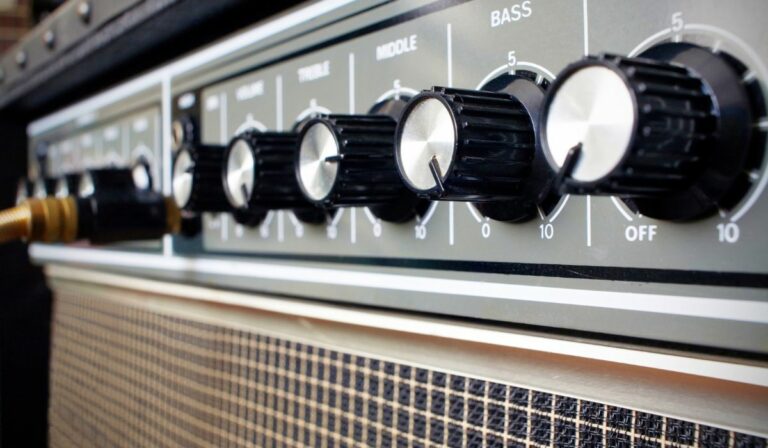 How Does A Guitar Amp Work: EXPLAINED!! - Become Singers